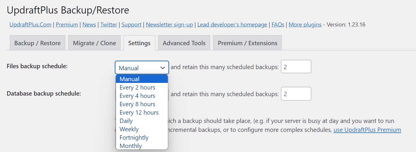 Captura de pantalla de la pestaña de configuración de UpdraftPlus y la configuración de programación de copias de seguridad.