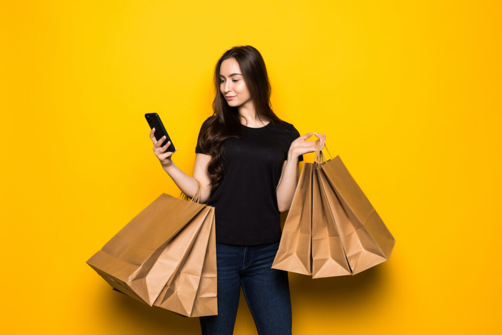 Una mujer comprando a través de las redes sociales.